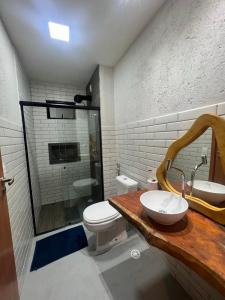 圣米格尔-杜斯米拉格里斯Casa Tulum em São Miguel dos milagres的一间带水槽、卫生间和淋浴的浴室