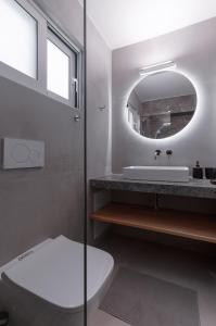雅典Athens-Riviera luxury apartment sea view Voula的一间带卫生间、水槽和镜子的浴室