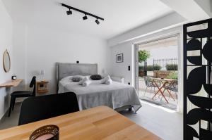 雅典Athens-Riviera luxury apartment sea view Voula的一间白色卧室,配有床和阳台