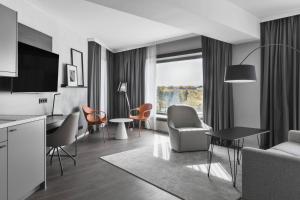 慕尼黑Residence Inn by Marriott Munich Ostbahnhof的客厅配有沙发和桌椅