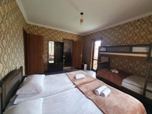 卡兹贝吉Nikolo Inn的一间卧室配有一张大床和毛巾