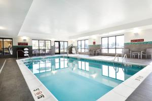 奥法伦TownePlace Suites by Marriott St. Louis O'Fallon的蓝色的大游泳池,位于酒店客房内