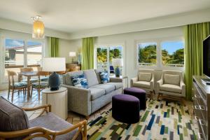 弗利盖特湾圣基茨海滩俱乐部万豪酒店的客厅配有沙发、椅子和桌子