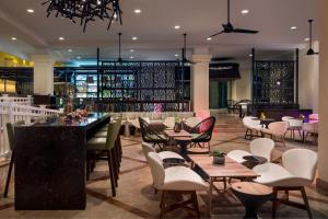 弗利盖特湾圣基茨海滩俱乐部万豪酒店的一间带桌椅的餐厅和一间酒吧