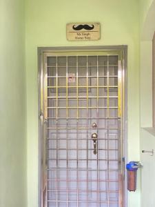 Kampong Tanah MerahMr Singh Homestay的门,上面有没有秘密房子的标志