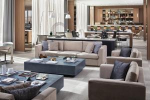 布卢明顿AC万豪布鲁明顿广场酒店的带沙发和桌子的客厅以及大堂。