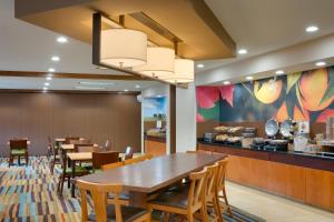盐湖城盐湖城机场汉普顿套房酒店的一间带桌椅的用餐室