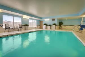 盐湖城盐湖城机场汉普顿套房酒店的在酒店房间的一个大型游泳池