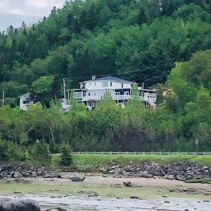 Saint-FulgenceSuite 2, Flèche du fjord, vue Saguenay, Mont Valin的山边的白色大房子