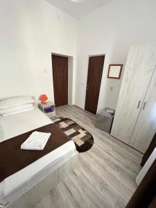 雅西大陆酒店的白色卧室设有床铺和木地板