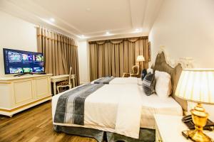 Diễn ChâuKhách sạn Minh Phú Diamond Palace的酒店客房,配有床和电视