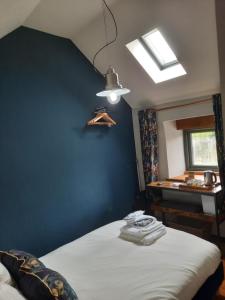 ChallacombeLongstone Luxury Country Boutique Two Bedroom Cottage, Exmoor, Challacombe, North Devon的一间卧室设有蓝色墙和一张床