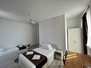 雅西大陆酒店的白色客房 - 带两张床和木地板