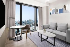 首尔首尔江南SODOWE大使美居酒店的客厅配有沙发和桌子
