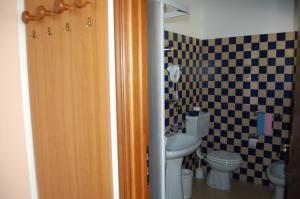 维韦罗内B&B Il Gufetto的一间带卫生间和水槽的浴室