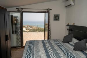 圣莱昂LALA SALAMA的一间卧室设有一张床,享有海景