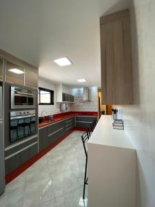 里约热内卢Local 401 Apartment的厨房配有白色的柜台和白色的冰箱。