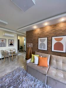 里约热内卢Local 401 Apartment的客厅配有沙发和桌子