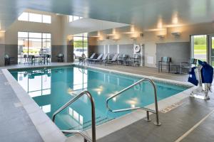切斯特菲尔德Residence Inn by Marriott St Louis Chesterfield的一座配有桌椅的酒店游泳池