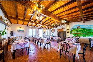 斯廷蒂诺La Tankitta Turismo Rurale的一间带桌椅的用餐室和一幅画