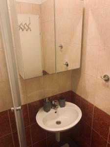 乌尔贾纳Jerkovic Apartment的一间带水槽和镜子的浴室