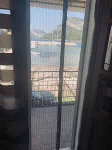 乌尔贾纳Jerkovic Apartment的从窗户可欣赏到海景