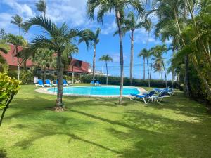 圣塔芭芭拉-山美纳La Dolce Vita Rental, Las Terrenas, Samana的棕榈树庭院内的游泳池