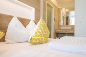 格拉茨PM-PremiumAPART Strassgang的一间卧室配有带枕头的床