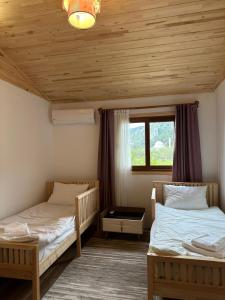 契拉勒Villa Nar的配有木天花板的客房设有两张床。