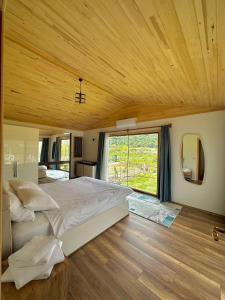 契拉勒Villa Nar的一间卧室设有一张大床和一个大窗户