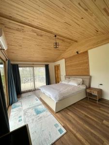 契拉勒Villa Nar的一间卧室设有一张床和木制天花板