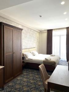 第比利斯Marmenio Hotel - Tbilisi的酒店客房设有两张床和窗户。
