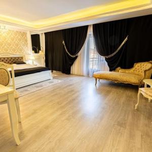 札勒乌Grand Hotel Baroc的卧室配有一张床和一张桌子及椅子
