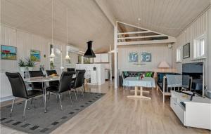 海耶斯4 Bedroom Cozy Home In Hejls的用餐室以及带桌椅的起居室。