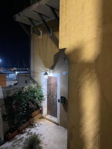 泰尔莫利La Finestra Sul Porto的夜间建筑物一侧的门