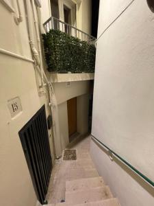 泰尔莫利La Finestra Sul Porto的带阳台的小小巷和门