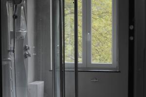 斯普里蒙Liotte'sCorner Guesthouse的带淋浴的浴室和窗户。