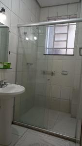 圣洛伦索阿尔兹拉广场酒店的水槽旁的玻璃门淋浴