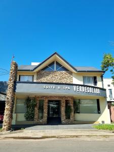 埃利萨镇Hotel Suite & Spa Verdesolaro的一座建筑,上面有阅读冲浪和温泉文告的标志