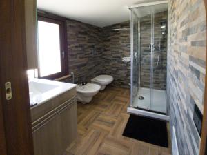 圣莱昂LALA SALAMA的浴室配有卫生间、盥洗盆和淋浴。