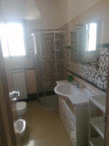 加拉蒂纳Albachiara的一间带水槽、淋浴和卫生间的浴室