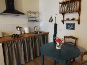 瓜达卢佩Casimiro Alojamiento Rural的厨房配有桌子和带水槽的台面