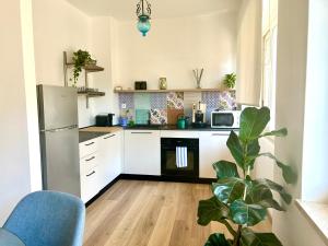 陶尔米纳Taormina Casa Sarina的厨房配有白色橱柜和冰箱。