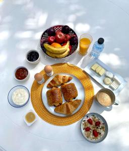 卡尔卡托吉奥Villa les Palmiers的一张桌子,上面放着一盘面包和一碗水果