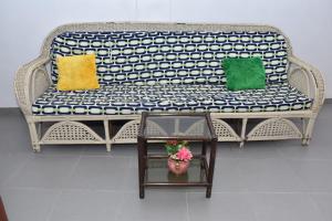 科托努Tranquillité Cotonou的白色长凳上配有两个枕头