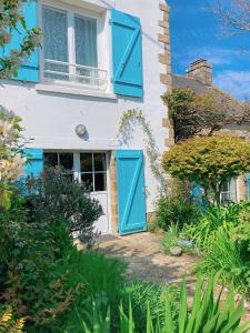 卡纳克KER MAJA : Charmante Maison 1930 * Jardin * 2 vélos * WIFI的白色的房子,上面有蓝色百叶窗