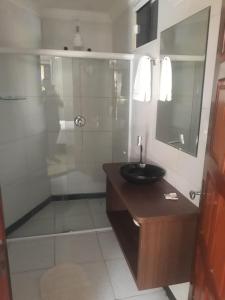 卡诺格布拉达杜瑞新绿洲望厦宾馆的一间带水槽和淋浴的浴室