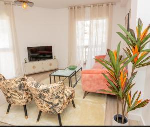 拉海瑞德拉Apartamento Jacaranda的客厅配有沙发和椅子