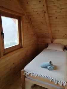 ZaovineVila Bella, Tara, Zaovinsko jezero的小木屋内的一张床位,设有窗户