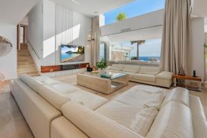 安德拉特斯Blue Sky Mallorca Luxury Villa的客厅配有白色沙发和电视